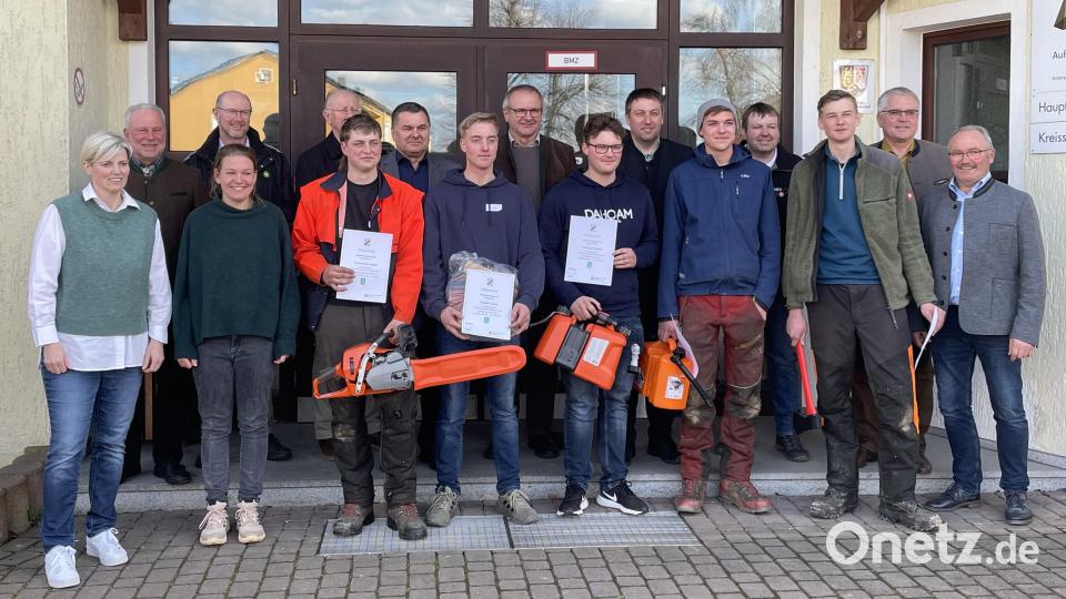 Ehrengäste und Vertreter des Amtes für Ernährung, Landwirtschaft und Forsten gratulieren den Erstplatzierten.