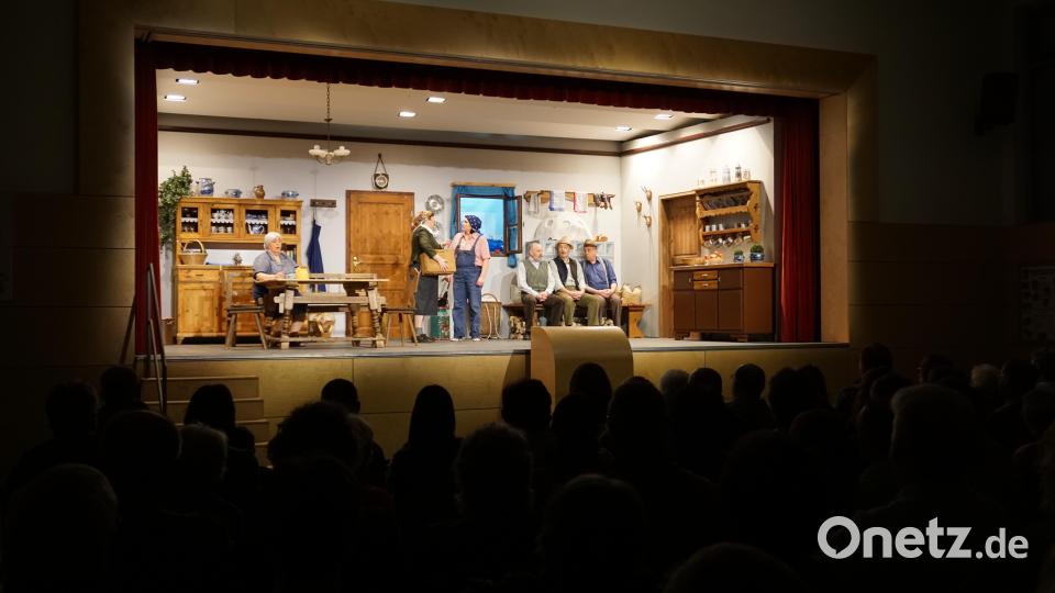 das Krenweiberl (links, gespielt von Marianne Beer) gibt der Jungbäuerin Ginerl (Sabine Deinzer) gute Tipps, während die drei &quot;Eisheiligen&quot;, Pangraz (Georg Feuerer,),Bonifaz (Sigi König) und Servaz (Michael Elsner) auf der Ofenbank eigene Pläne schmieden. Bild: wec