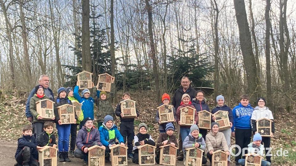 20 Kinder haben auf Einladung des OWV-Zweigvereins ihr eigenes Insektenhotel gebastelt. Die Idee dazu hatte Altbürgermeister Boris Damzog (links). Bild: exb/Bild: OWV