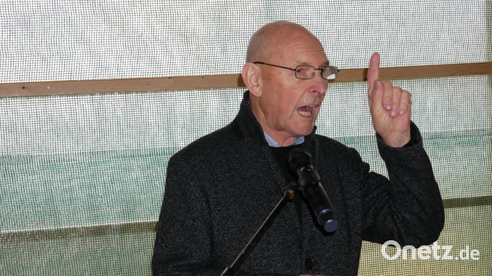 Zweiter Bürgermeister Karlheinz Hoyer dankte allen Befürwortern der Verlagerung und wies darauf hin, dass sich viele Mitarbeiter des LDBV in Waldsassen schon heimisch fühlten und sich in das gesellschaftliche Leben integriert hätten. Bild: hmr