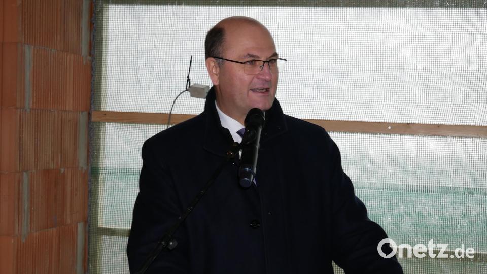 Finanz- und Heimatminister Albert Füracker hielt die Festrede beim Richtfest für den Neubau des LDBV-Dienststellengebäudes in der Egerer Straße in Waldsassen. Bild: hmr