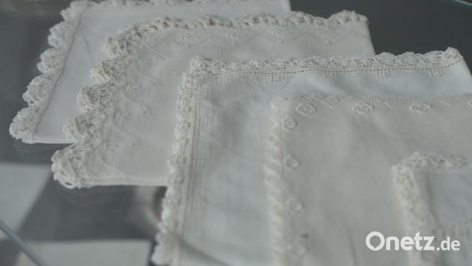 Aufwendige Spitze und Stickereien sind in der neuen Sonderausstellung im Knopfmuseum zu sehen. Bild: Barbara Habel/exb