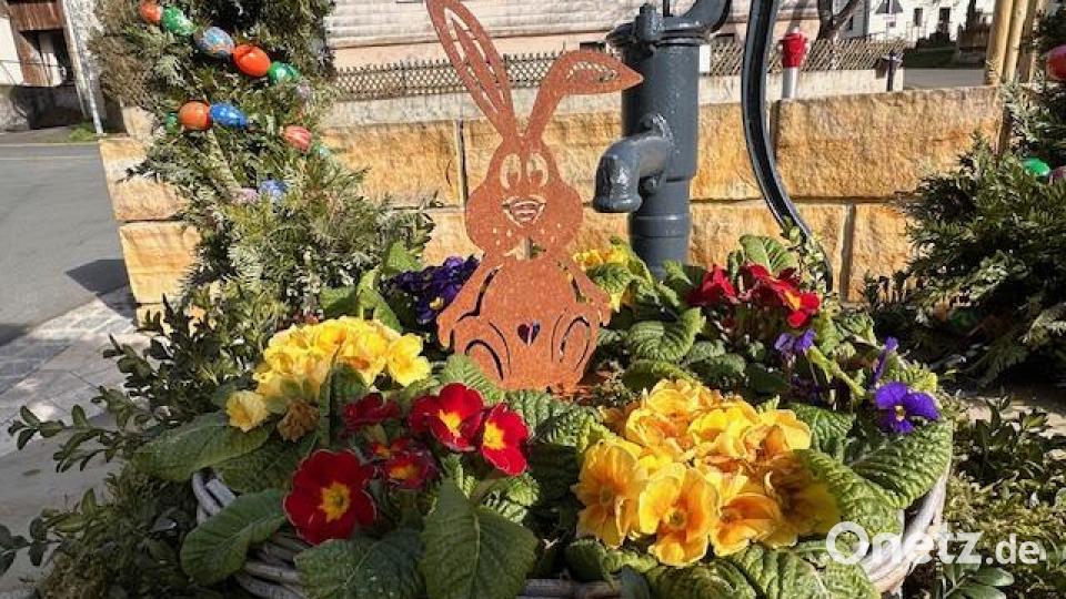 Der ganze Stolz der Dorfgemeinschaft Sassenreuth. Der neue Dorfbrunnen verwandelt sich in einen Osterbrunnen mit 520 handgefertigten Eiern. Bild: exb; Janine Hoffmann