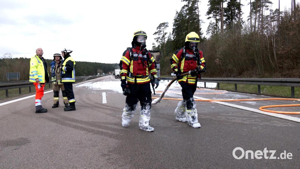Nachdem das Feuer gelöscht war, nahm die Bergung des Lkw-Aufliegers einige Zeit in Anspruch. Bild: hbe