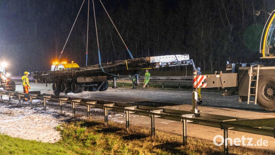 Die Bergung des ausgebrannten Lkw-Anhängers war eine zeitaufwendige Angelegenheit. Bild: hbe