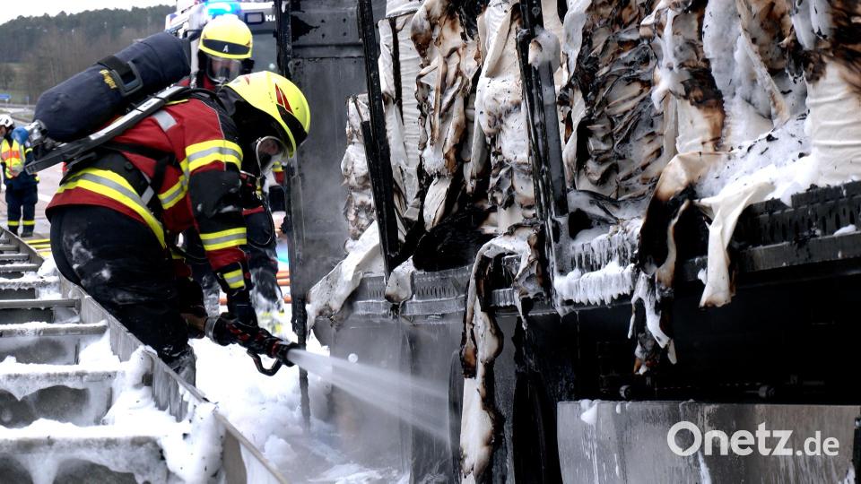 Es dauerte, bis auch die letzten Glutnester am Fahrzeug und in der Ladung gelöscht waren. Bild: hbe