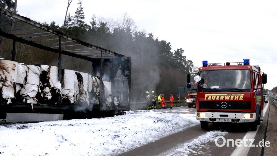 Auf der A6 bei Amberg ist ein Sattelzug in Brand geraten. Bild: hbe