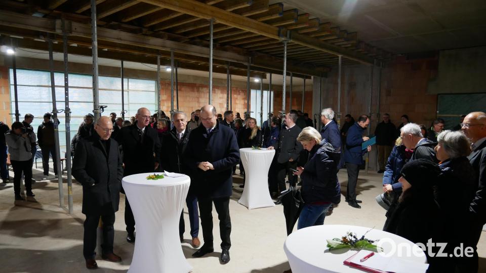 Wegen des Regens musste der Teil mit den Ansprachen beim Richtfest am LDBV-Neubau kurzfristig in das Gebäudeinnere verlegt werden. Bild: hmr