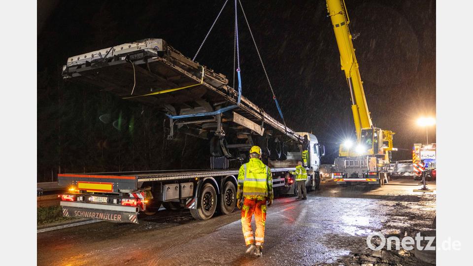 Nachdem Reste des Aufbaus demontiert worden waren, wurde er mit einem Kran auf ein Abschleppfahrzeug verladen und weggebracht. Bild: hbe