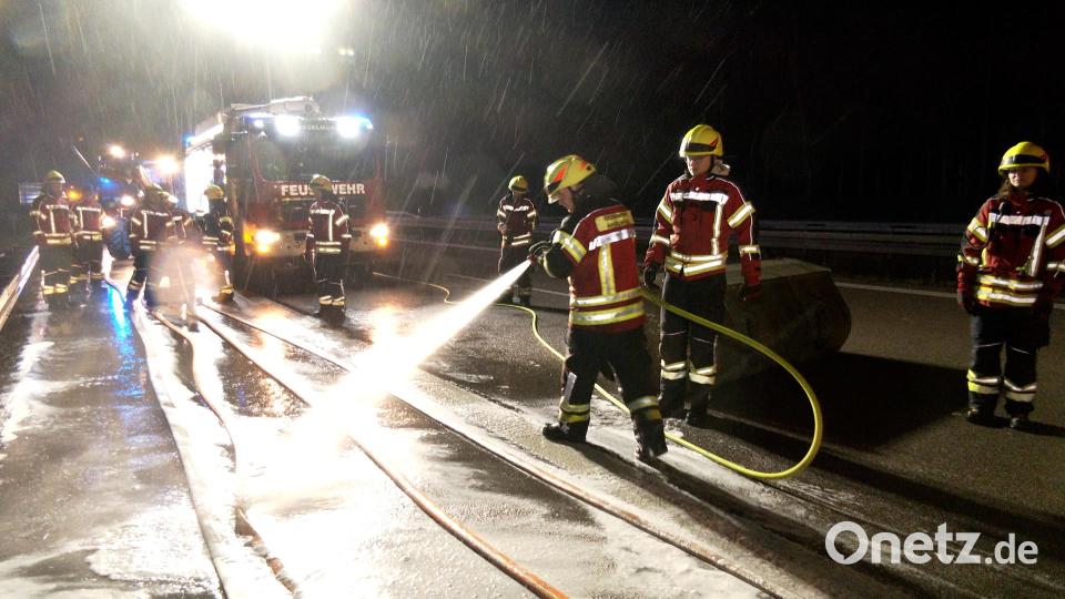 Die Feuerwehr Haselmühl war die Letzte, die nachts von der Unfallstelle abrückte. Bild: hbe
