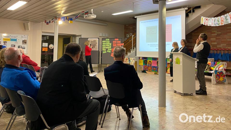 Die Infoveranstaltung zur Nachverdichtungsstudie „Steinige Äcker Ost“ in Rothenstadt ist gut besucht. Bild: Stadt Weiden i. d. OPf./exb