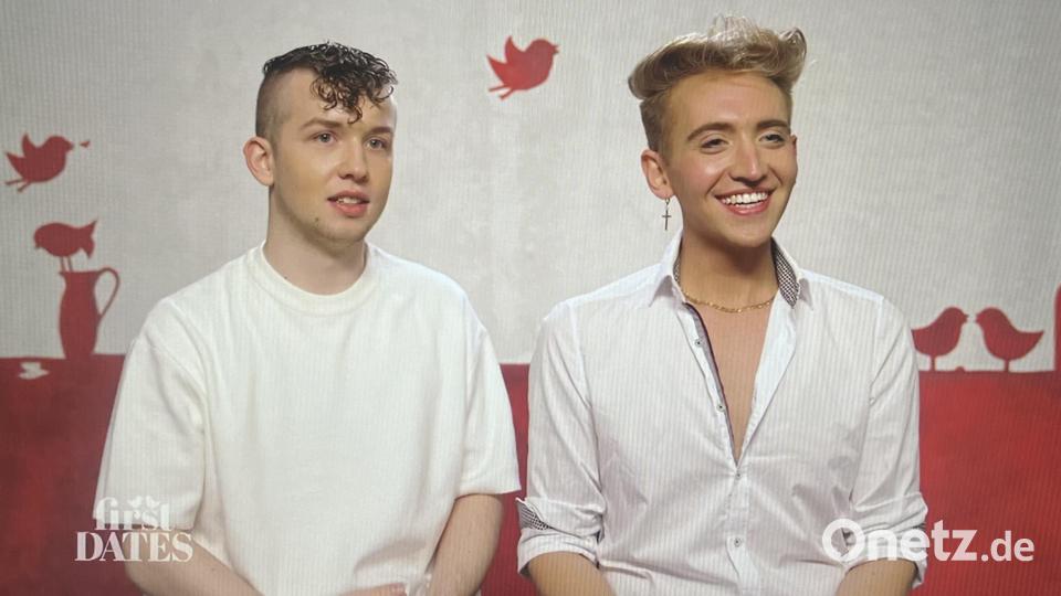 Fabio &quot;Sky&quot; Gmeiner aus Erbendorf (rechts) mit seinem Date Paul bei der Dating-Sendung &quot;First Dates - Ein Tisch für zwei&quot;. Bild: RTL+
