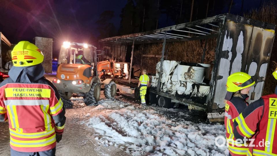 Gegen 20.30 Uhr dauerten die Bergungsarbeiten immer noch an. Bild: hbe
