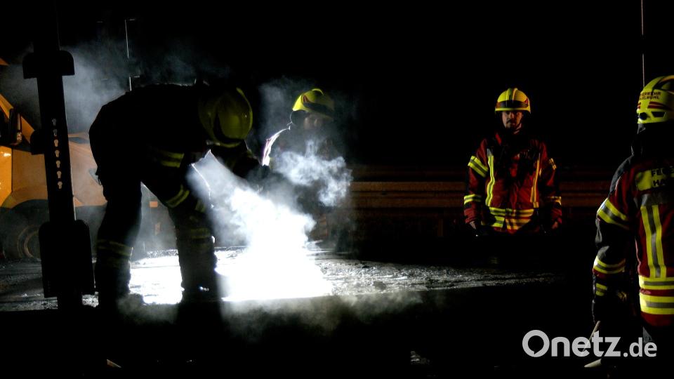 Spätabends wurden Teile des Anhängers demontiert. Bild: hbe