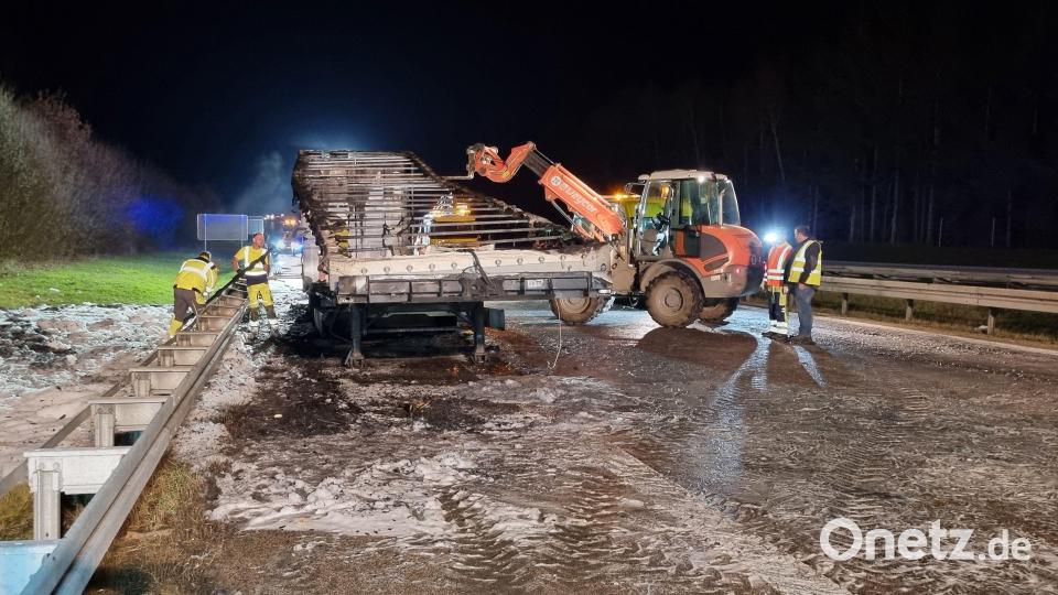 Erst gegen 22 Uhr konnte der ausgebrannte Auflieger abtransportiert werden. Bild: hbe