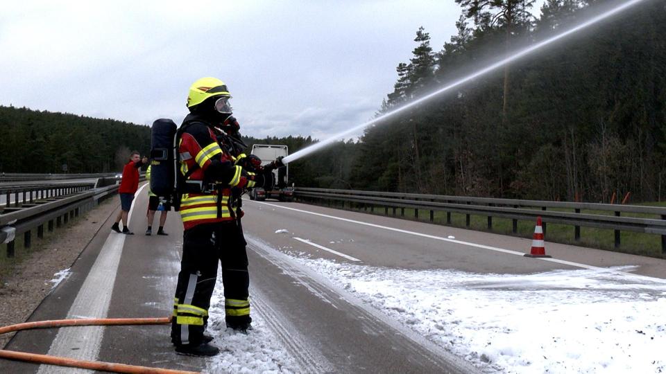 Die Feuerwehren setzten auch Löschschaum ein. Bild: hbe