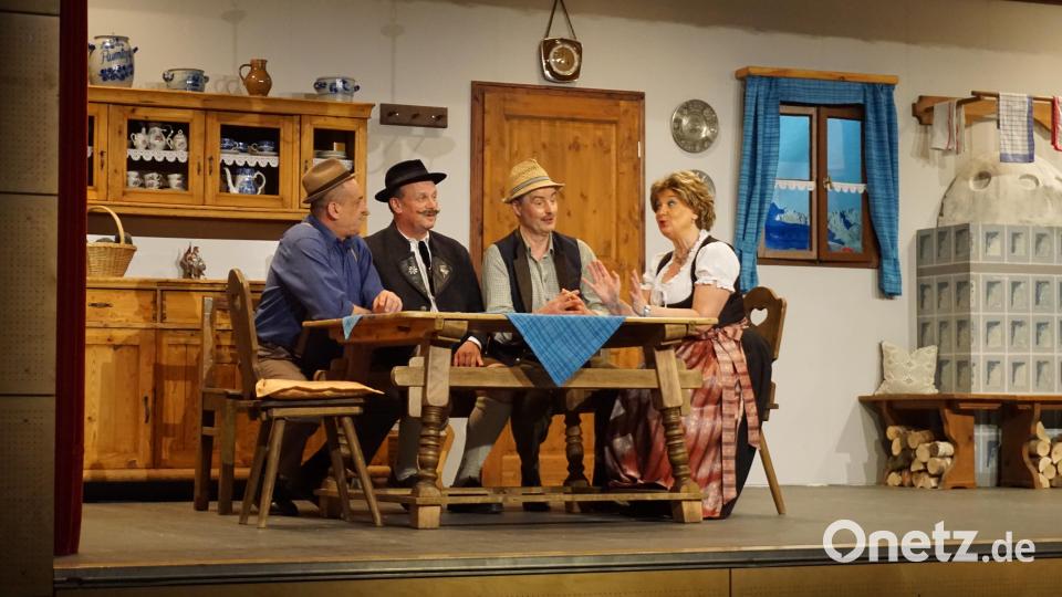 v.l. Servaz (Michael Elsner), der Kramsieder Schorsch (Josef Götz) und Bonifaz (Sigi König) überreden die feine Dame Ludwiga Härtinger (Claudia Lorenz-Pfab), doch lieber mit dem feschen Schorsch anzubandeln, der auch sehr gut situiert ist. Bild: wec