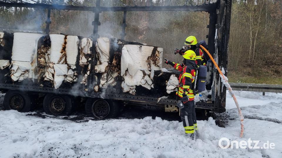 Der Auflieger des Papier-Lastwagens ist völlig ausgebrannt. Bild: hbe