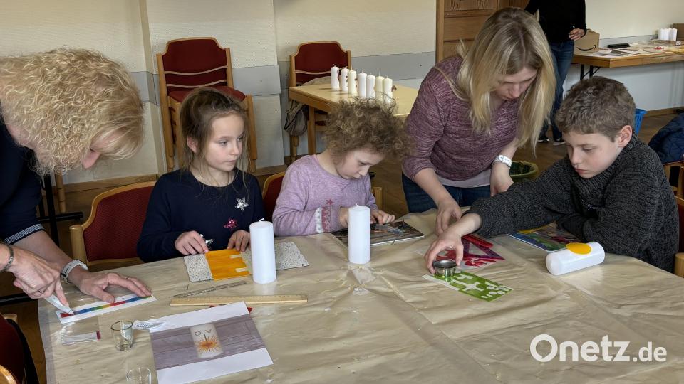Noch einen Silberfaden hier und ein Glitzersteinchen dort und die bunt geschmückten Osterkerzen der Kinder sind fertig. Mit Unterstützung von Mama und Oma geht es doch ein bisschen leichter, die Osterkerzen zu basteln. Bild: cro
