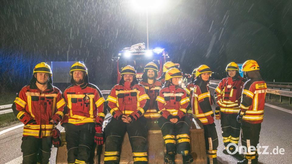 Die Haselmühler Feuerwehr hielt im Regen die Stellung, bis die Unfallstelle geräumt war. Bild: hbe