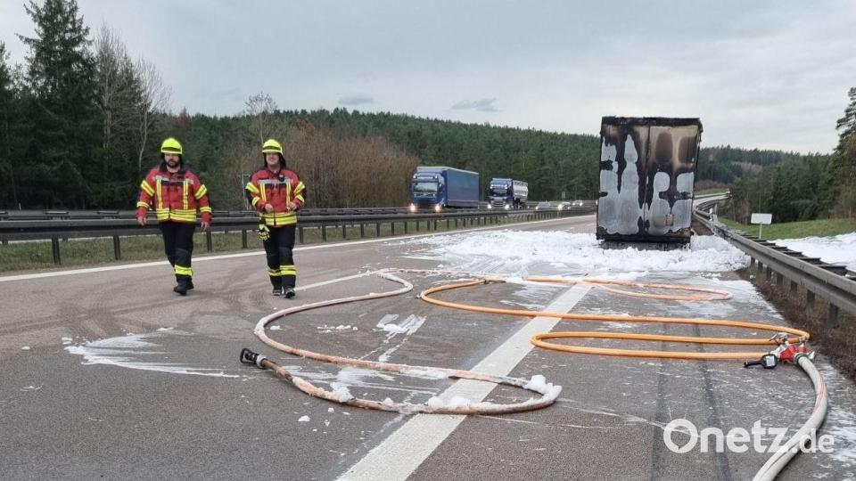 Die Feuerwehren dämmten das Feuer mit Schaum ein. Bild: hbe