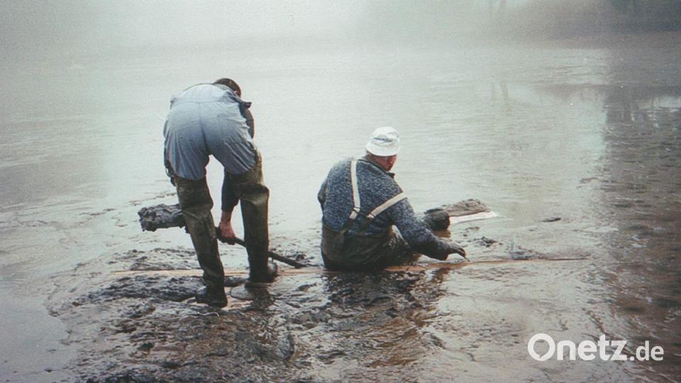 Werner Wendl ist der einzige Dorfbewohner, der bei einer Rettungsaktion vor 24 Jahren eine Wathose anhatte. Er hat sich über Holzdeckel und Bretter zum Müllner Schore vorgekämpft und versucht, mit langen Stangen unter dessen Füße zu kommen. Bild: Archiv Schulz