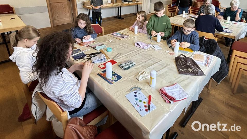 Mit viel Hingabe basteln die Kinder ihrer Osterkerzen Bild: cro