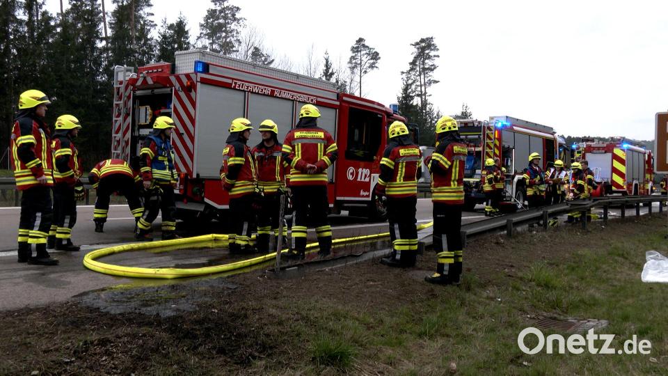 Die Feuerwehren aus Haselmühl, Kümmersbruck, Theuern und Ebermannsdorf waren im Einsatz. Bild: hbe