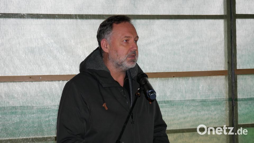 Architekt Peter Kuchenreuther ging auf einige Daten des Neubaus ein und erwähnte, dass hier kein Flächenfraß stattgefunden habe, sondern innerstädtisch eine vorhandene Altbebauung ersetzt worden sei. Bild: hmr