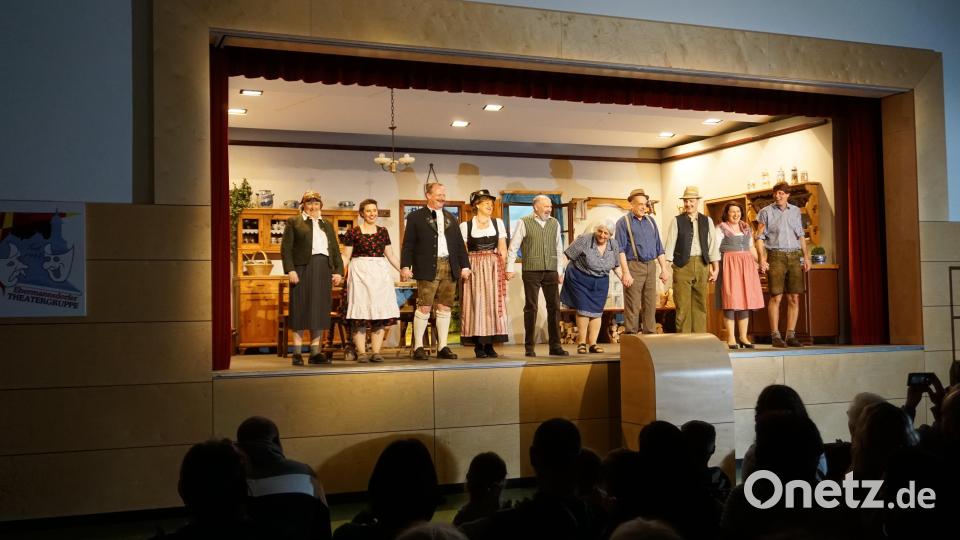 Am Ende des fantastisch unterhaltsamen Theaterstücks. Die Darstellerinnen und Darsteller freuen sich über den frenetischen Applaus der Zuschauer. Bild: wec