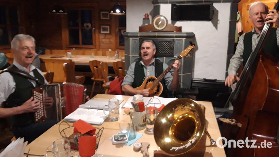 Die Erzbergmusik aus Amberg spielt in der Strobelhütte auf. Bild: Georg Hüttner/exb