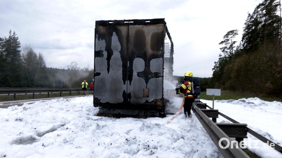 Der Lkw-Fahrer hatte den Sattelzug noch an den Straßenrand lenken und die Zugmaschine abkoppeln können. Bild: hbe