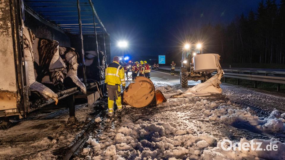 Mit einem Radlader wurden die angekohlten Papierrollen vom Lastwagen geladen. Bild: hbe