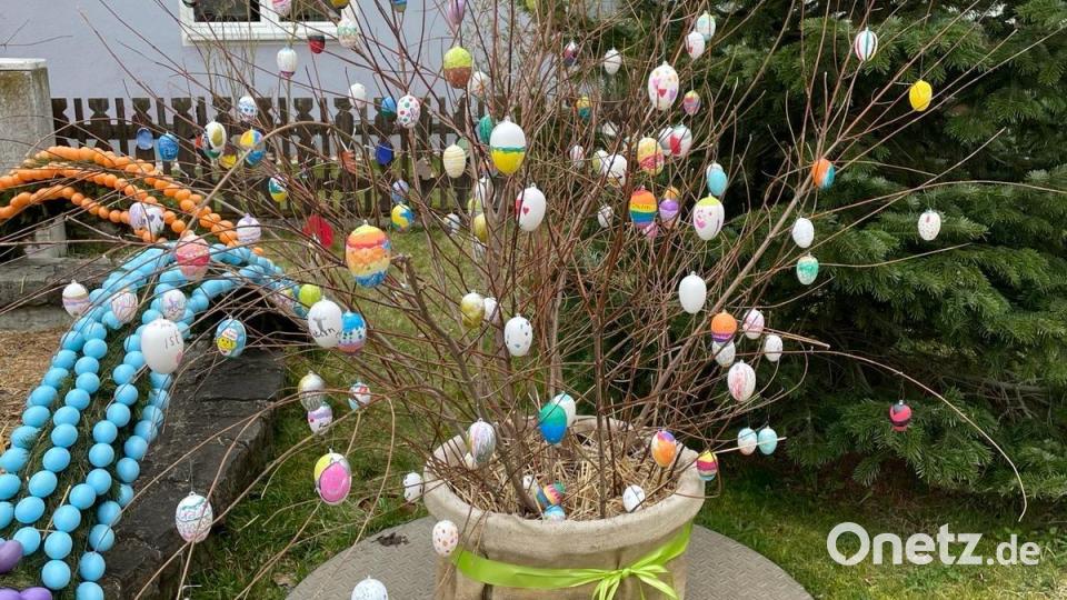 Die Eier am Strauch beim Osterbrunnen in Seugast haben die Kinder der Grundschule Freihung bemalt. Bild: Simone Spörrer/exb