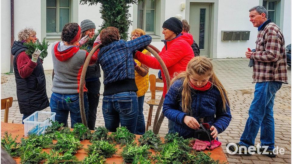 Viele Helfer kamen, als die Girlanden für Osterbrunnen auf dem Kirchplatz in Wutschdorf gebunden wurden. Der Obst- und Gartenbauverein Freudenberg-Wutschdorf kümmert sich jedes Jahr liebevoll um diese Aufgabe. Bild: gri