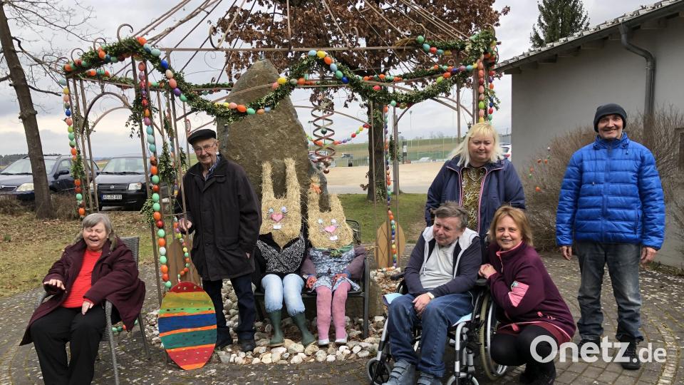 Den Brunnen auf dem Geländes des Hauses der Betreuung und Pﬂege in Schlicht haben Heimbewohner und Kräfte der Sozialen Betreuung gemeinsam geschmückt. Bild: ct