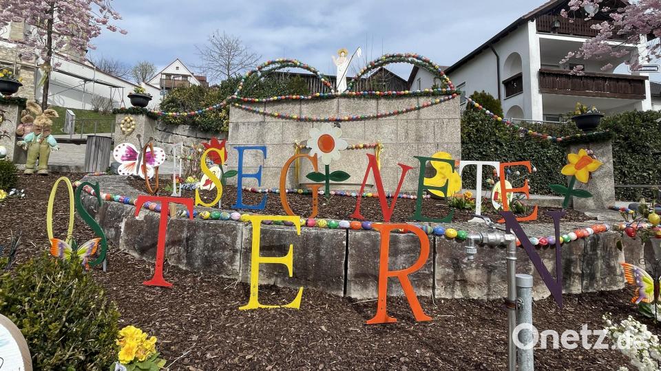 In Ammerthal schmückt der Heimat- und Kulturverein den Brunnen am Fuß der Liebfrauenkirche zweimal im Jahr – im Winter als Weihnachtsbrunnen und im Frühjahr als Osterbrunnen. Bild: Doris Weiß/exb