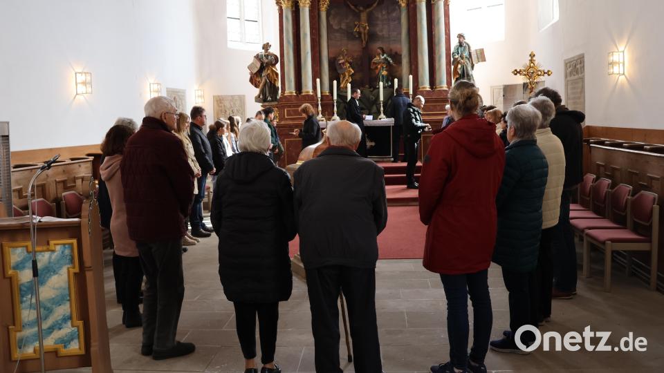 Karfreitag in Neustadt am Kulm: Beim Abendmahl erhalten die evangelischen Christen Hostie und Wein. Bild: rpp