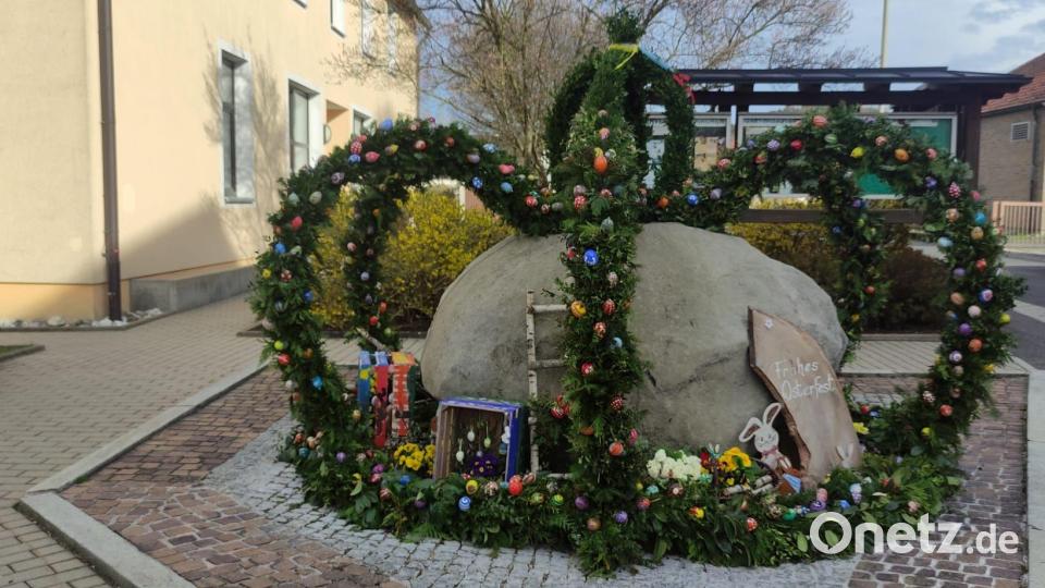 Seit fast drei Jahrzehnten gestaltet der Gartenbauverein den Stein am Rathaus Neukirchen zu Ostern. Bild: Edeltraud Stollner/exb