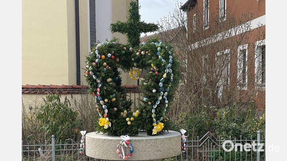 Den Osterbrunnen in Theuern, betreut vom Heimatverein, haben fleißige Helfer geschmückt. Bild: Silvia Schneider/exb