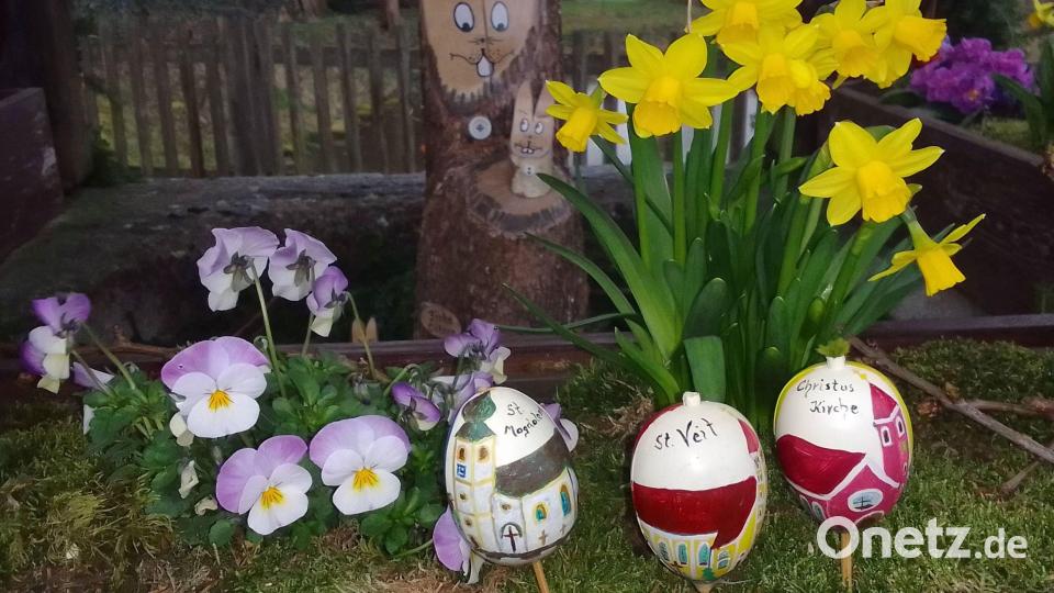 In Pesensricht beim Dorfweiher sind diese Eier-Kunstwerke zu sehen. Motive sind die Kirchen der Gemeinde in Illschwang, Götzendorf und Frankenhof. Bild: Heinz Pickel/exb