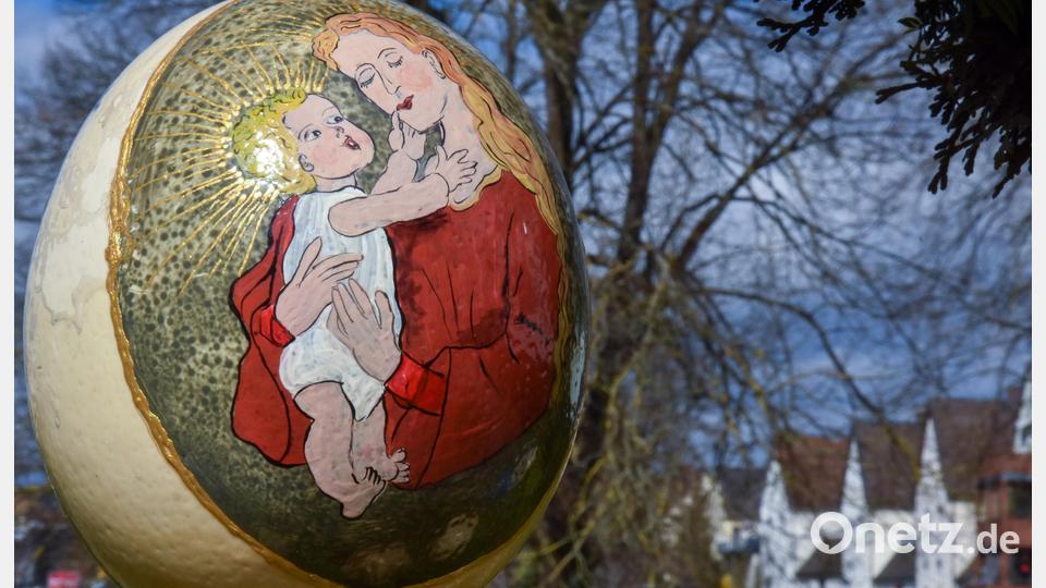 Der Mutter-Kind-Brunnen in Sulzbach-Rosenberg ist wieder österlich geschmückt. Bild: Stephan Huber