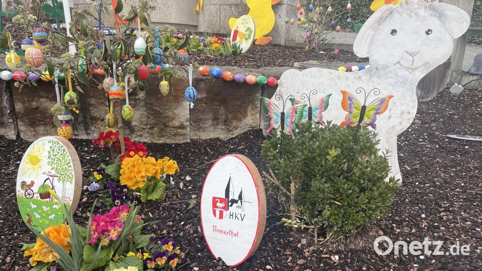 Viele bemalte Plastikeier, aber auch echte Eier, Holzeier und andere Ostersymbole zieren den Ammerthaler Brunnen. Bild: Doris Weiß/exb