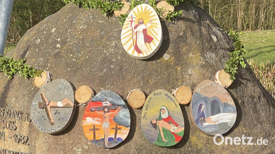 Um den Osterbrunnen Süß kümmern sich seit drei Jahren die Theaterfreunde. Holzeier zeigen hier die Leidensgeschichte Jesu. Am 7. April ab 14.30 Uhr gibt es hier ein Osterbrunnenfest. Bild: Erhard Ströhl/exb
