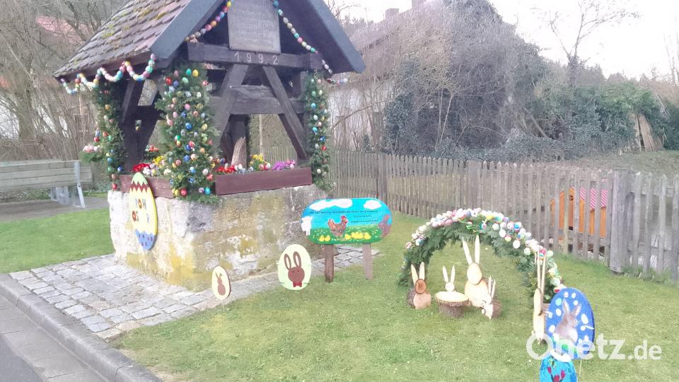 Der Osterbrunnen in Pesensricht, geschmückt vom Obst- und Gartenbauverein Augsberg, spricht sogar: Über ein Sprachmodul mit Bewegungsmelder wünschen hier Kinderstimmen Frohe Ostern. Bild: Heinz Pickel/exb