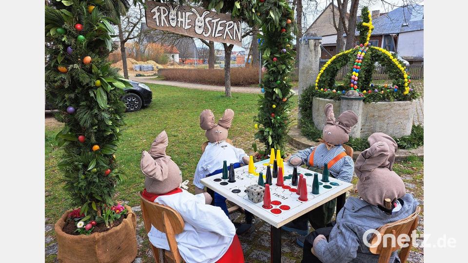 Beim Osterbrunnen in Raigering Bild: Gerda Eiber/exb