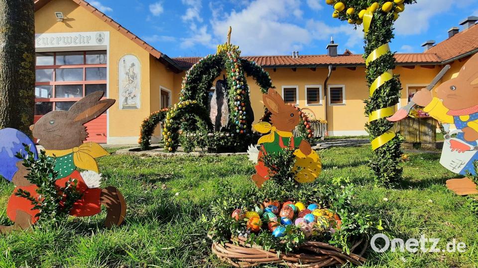 Die Osterkrone des Brunnens in Welluck gestaltet der Frauenkreis mit Unterstützung von Kapellenbauverein und KLJB. Eine Besonderheit sind handbemalte Hühnereier. Die Straußeneier hat Marianne Albersdörfer gestaltet Bild: Kerstin Grüner/exb