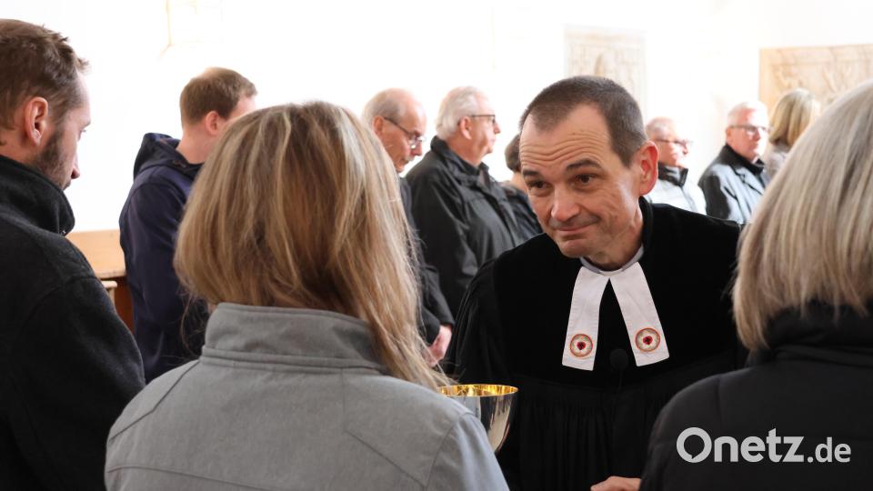 Pfarrer Hartmut Klausfelder überreicht den Kelch mit dem Wein und spricht dazu: „Christi Blut, für dich vergossen“. Die Gläubigen antworten: „Amen!“. Bild: rpp