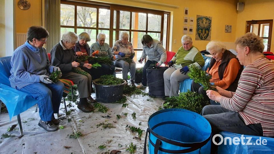 Die ältere Generation erledigt in Welluck die Vorarbeiten für die Osterkrone, sie hat auch die Hühnereier bemalt. Bild: Kerstin Grüner/exb