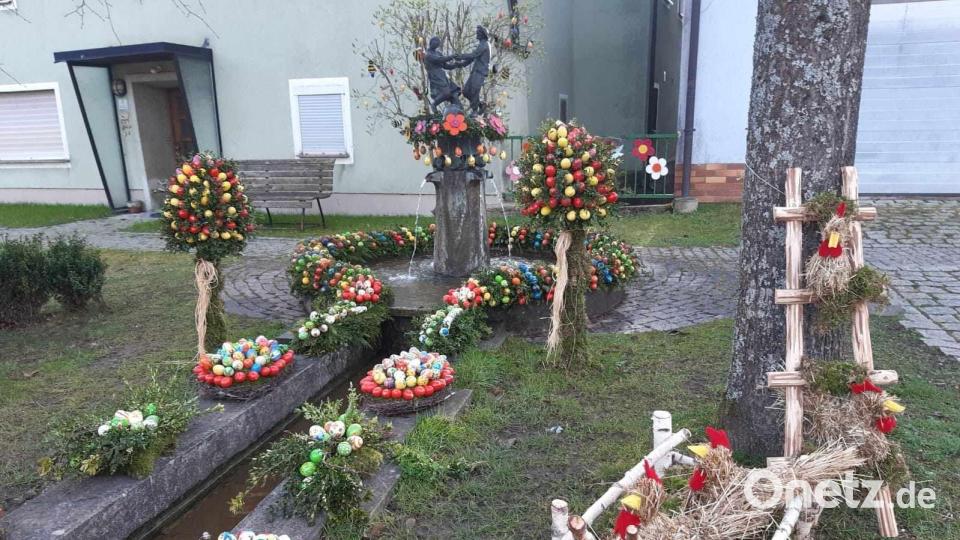 Der Osterbrunnen in Eschenfelden ist mit rund 1500 handbemalten echten Eiern verziert. Bild: OGV Eschenfelden/exb